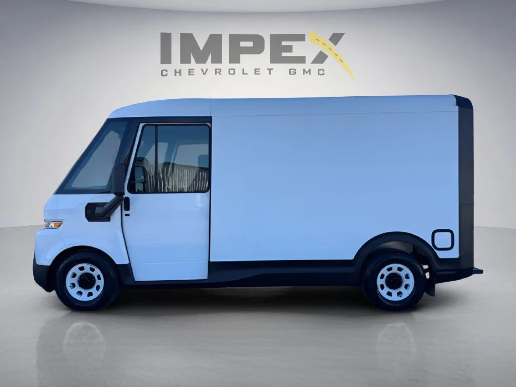 Used 2025 Oyster White Chevrolet AWD 400 image 2