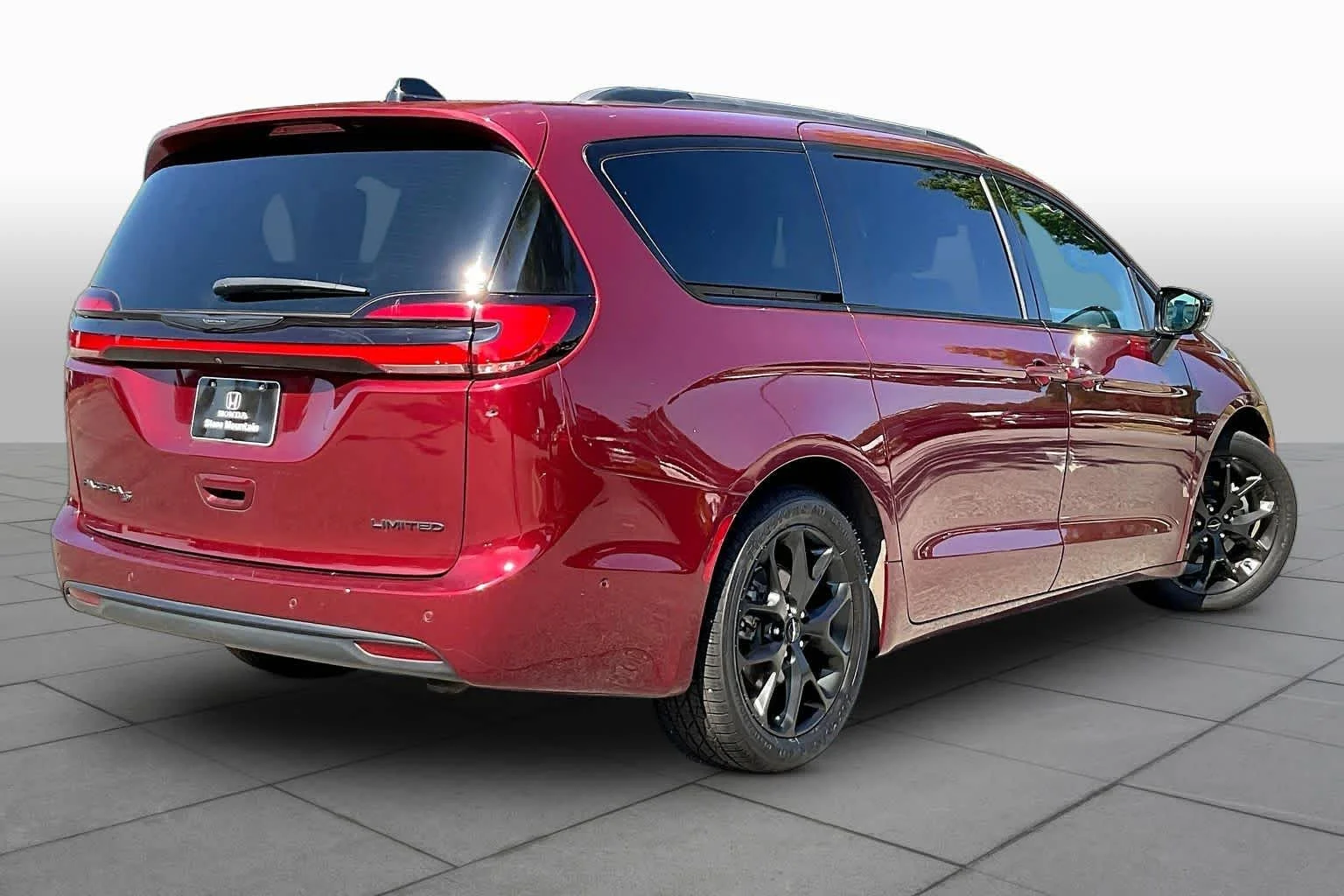 Used 2023 Velvet Red Pearlcoat Chrysler Limited image 13