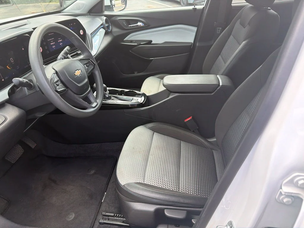 Used 2025 Summit White Chevrolet LT image 28
