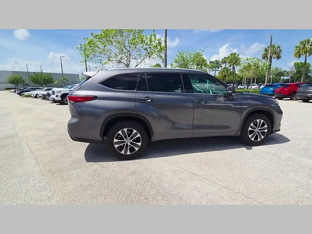 Used 2022 Magnetic Gray Metallic Toyota Hybrid XLE image 36