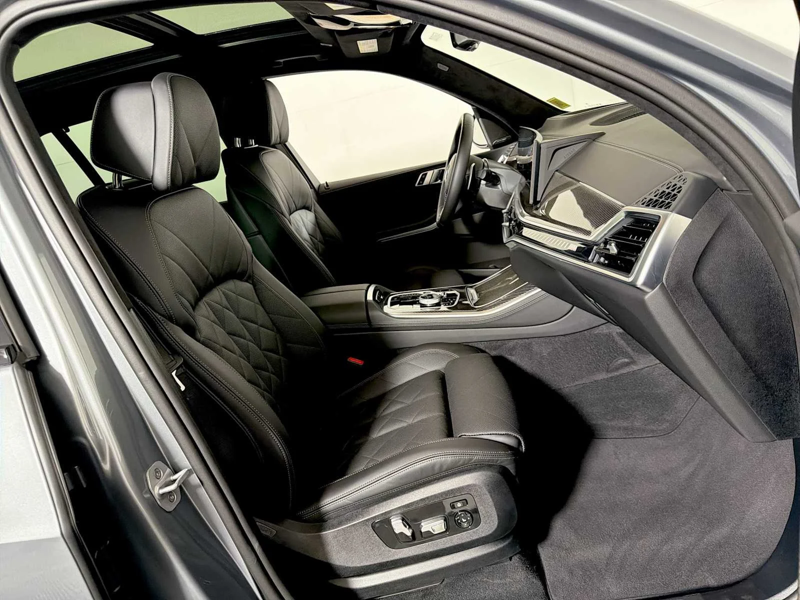 2026 BMW X5 M60i - Photo 24