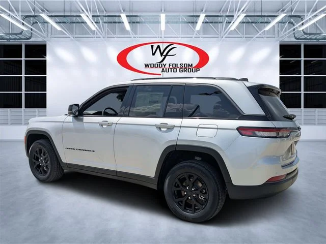 New 2026 Silver Zynith Exterior Paint Jeep Altitude image 5