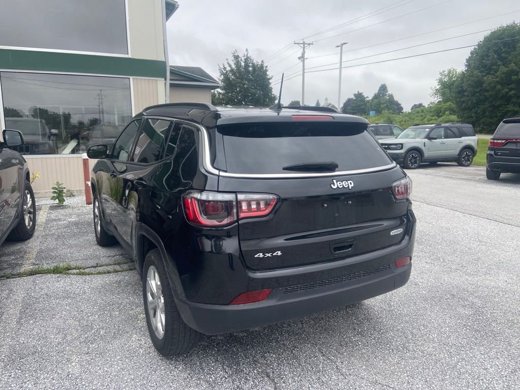 Used 2024 Diamond Black Crystal Pearlcoat Jeep Latitude image 4