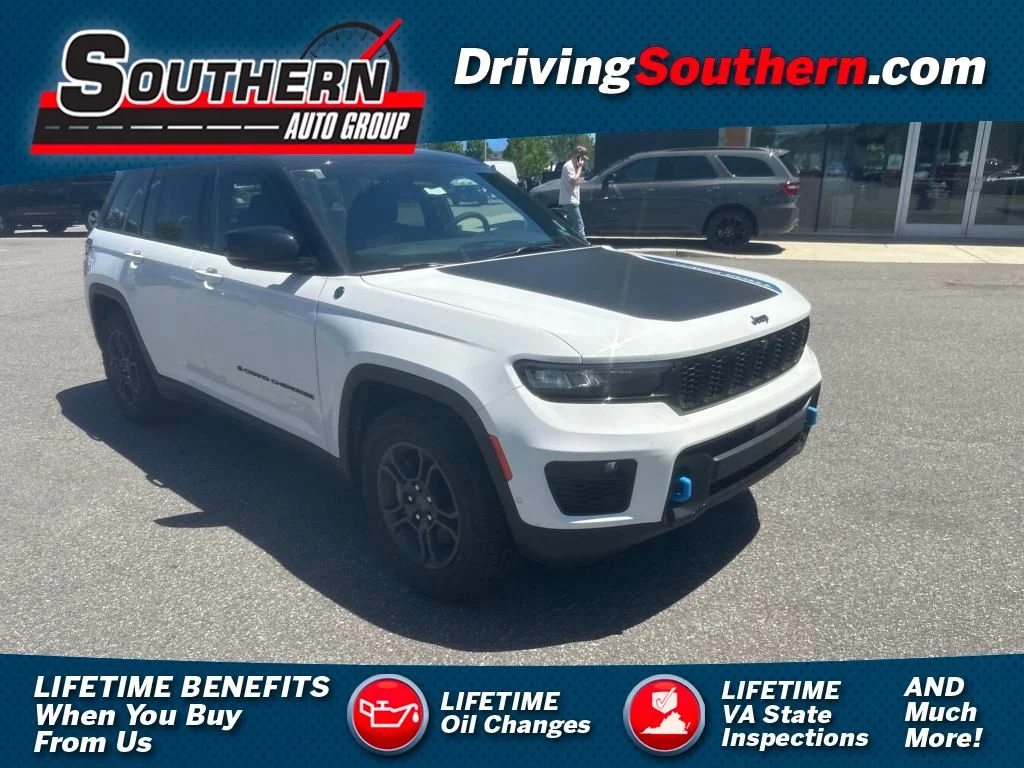New 2024 Bright White Clear-Coat Exterior Paint Jeep Trailhawk 4xe image 1