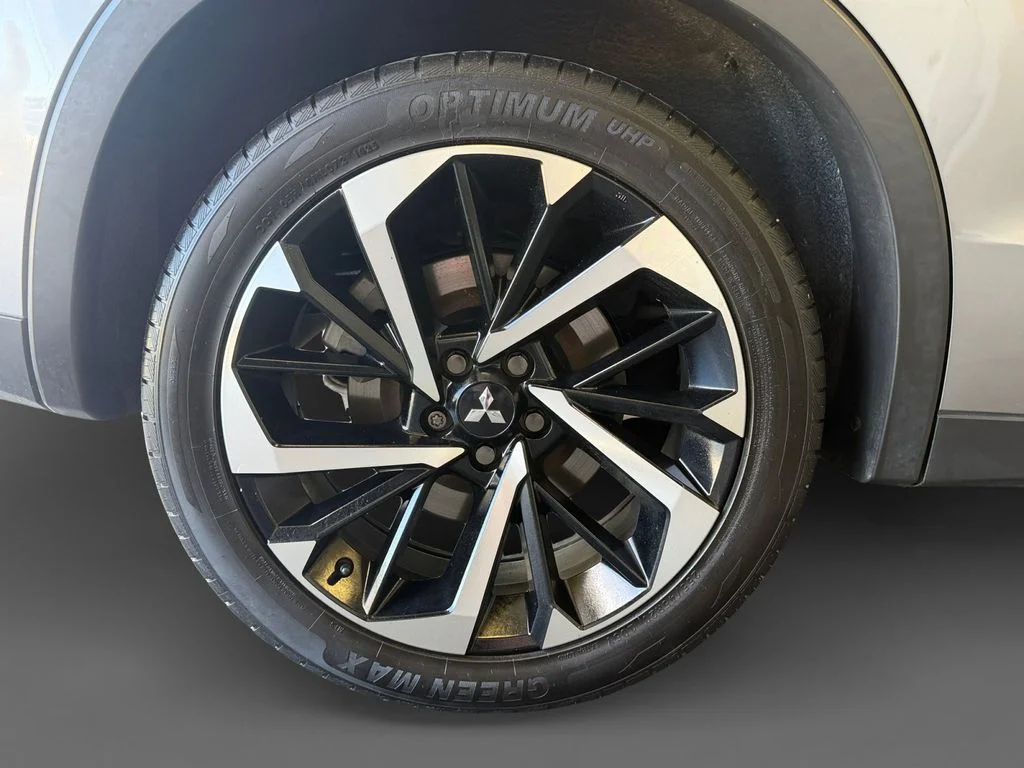 Used 2022 Gray Mitsubishi SE image 11