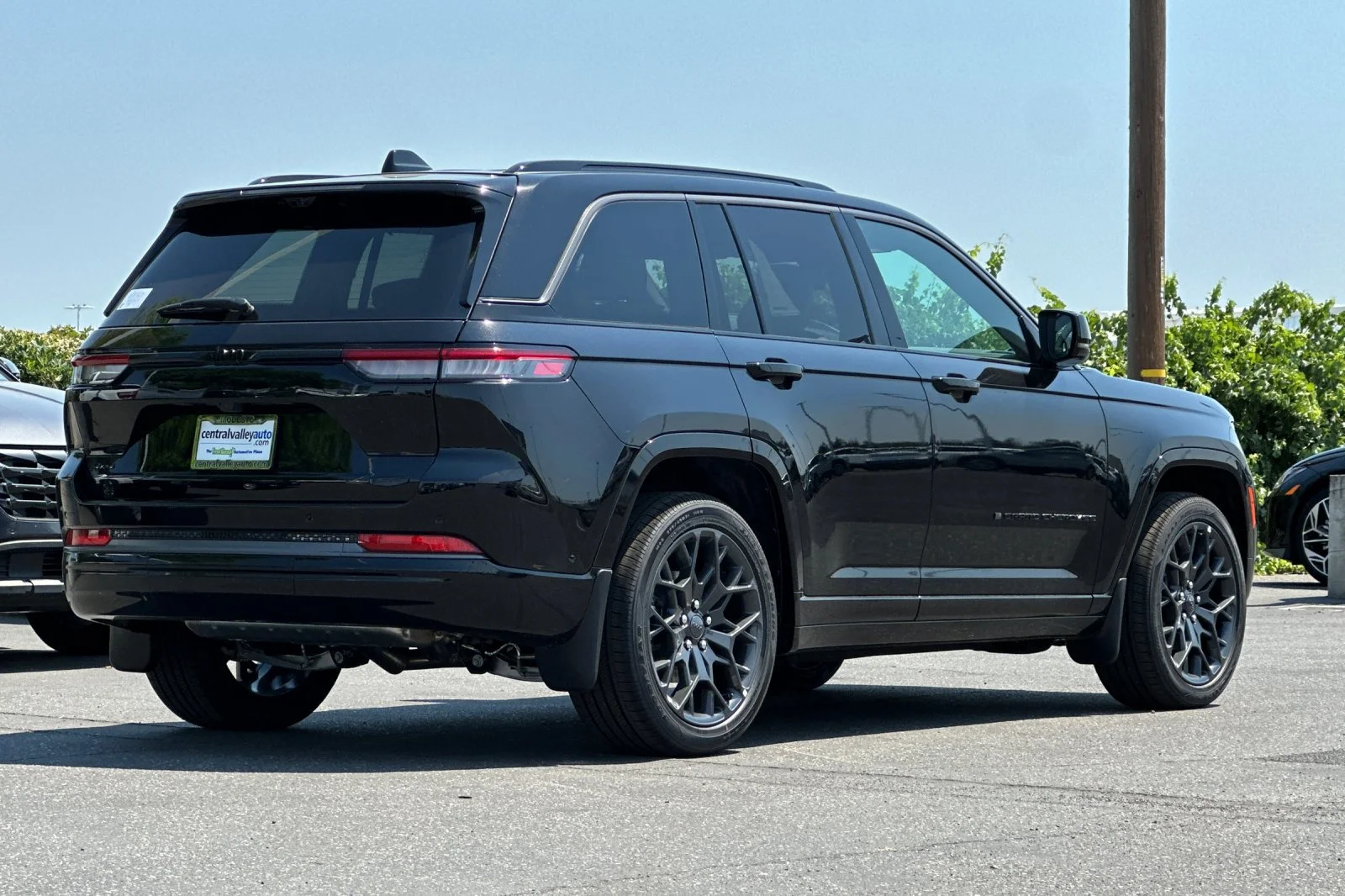 New 2026 Diamond Black Crystal Pearl-Coat Exterior Paint Jeep Summit image 4