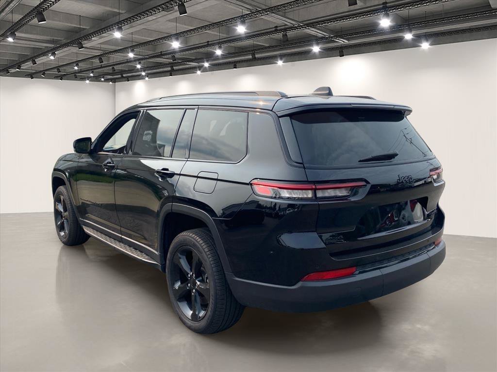 Used 2025 Diamond Black Crystal Pearlcoat Jeep Limited image 5