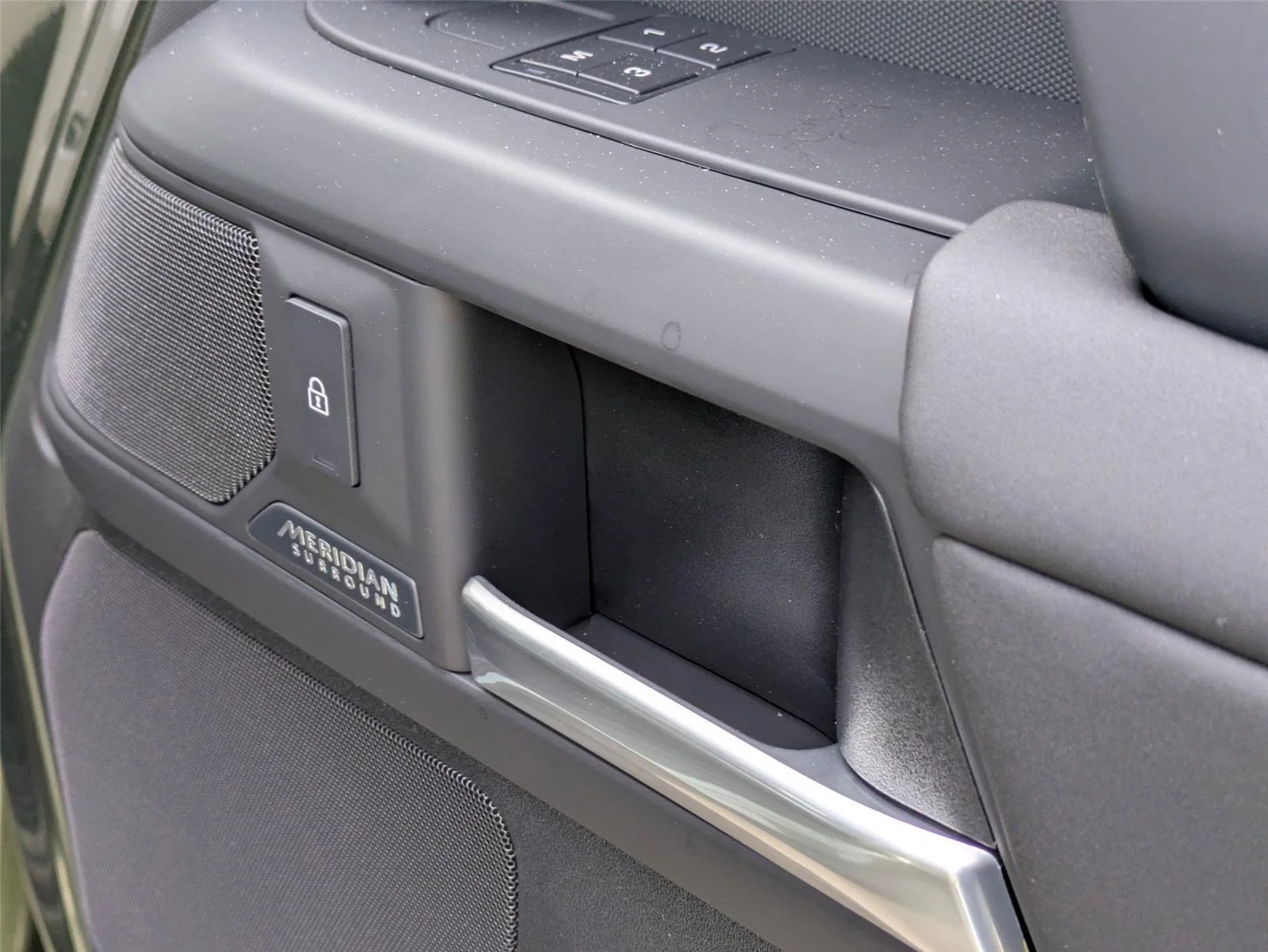 Used 2026 Woolstone Green Metallic Land Rover X-Dynamic SE image 35