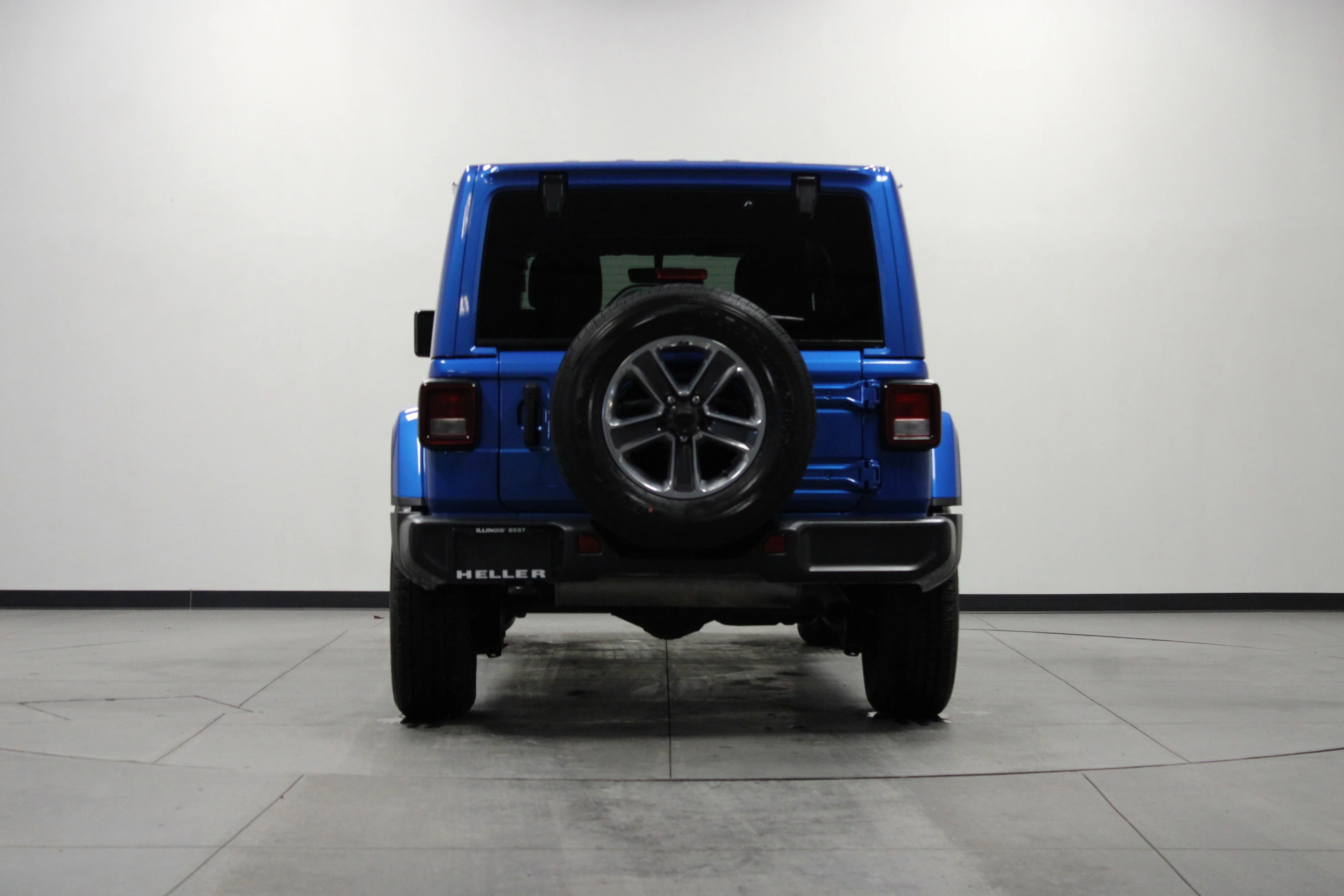 Used 2023 Hydro Blue Pearlcoat Jeep Sahara image 5