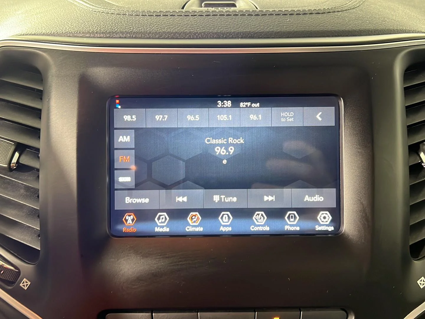 Used 2021 Gy Jeep Latitude Plus image 22