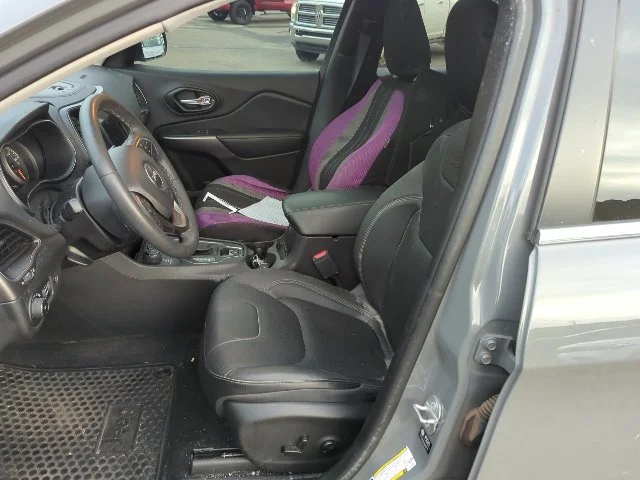 Used 2021 Gray Jeep Latitude Lux image 5