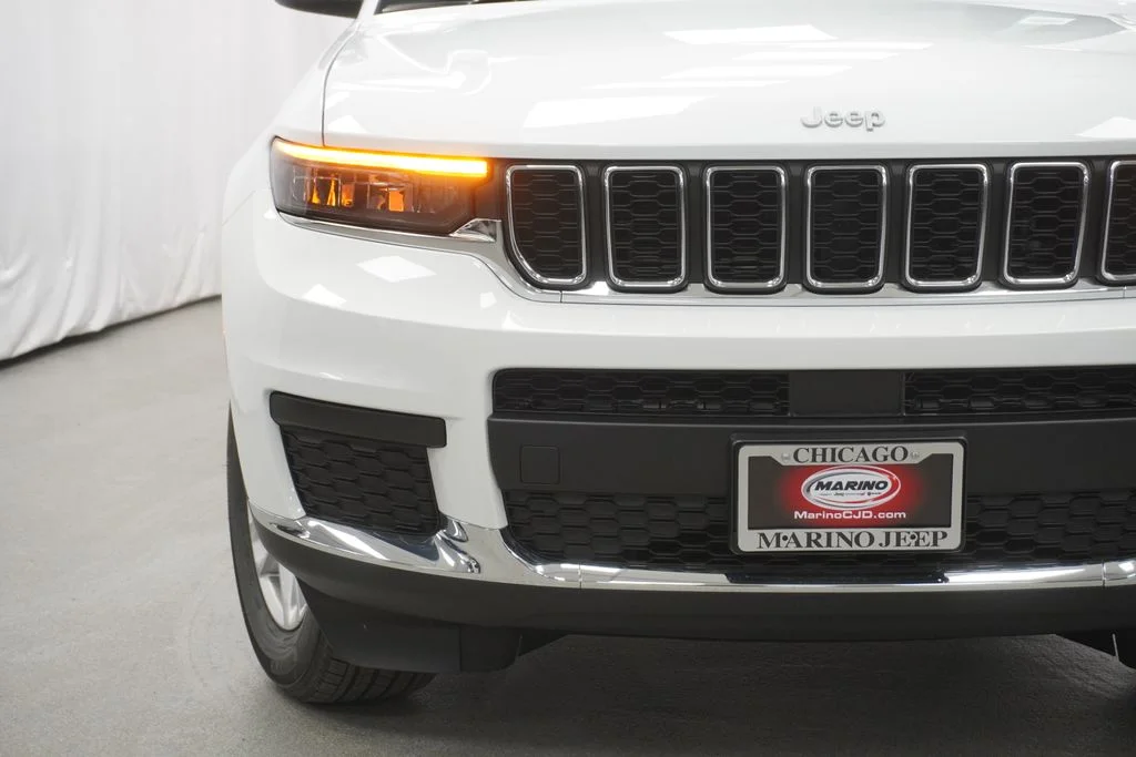 New 2026 Bright White Clear-Coat Exterior Paint Jeep Laredo image 6