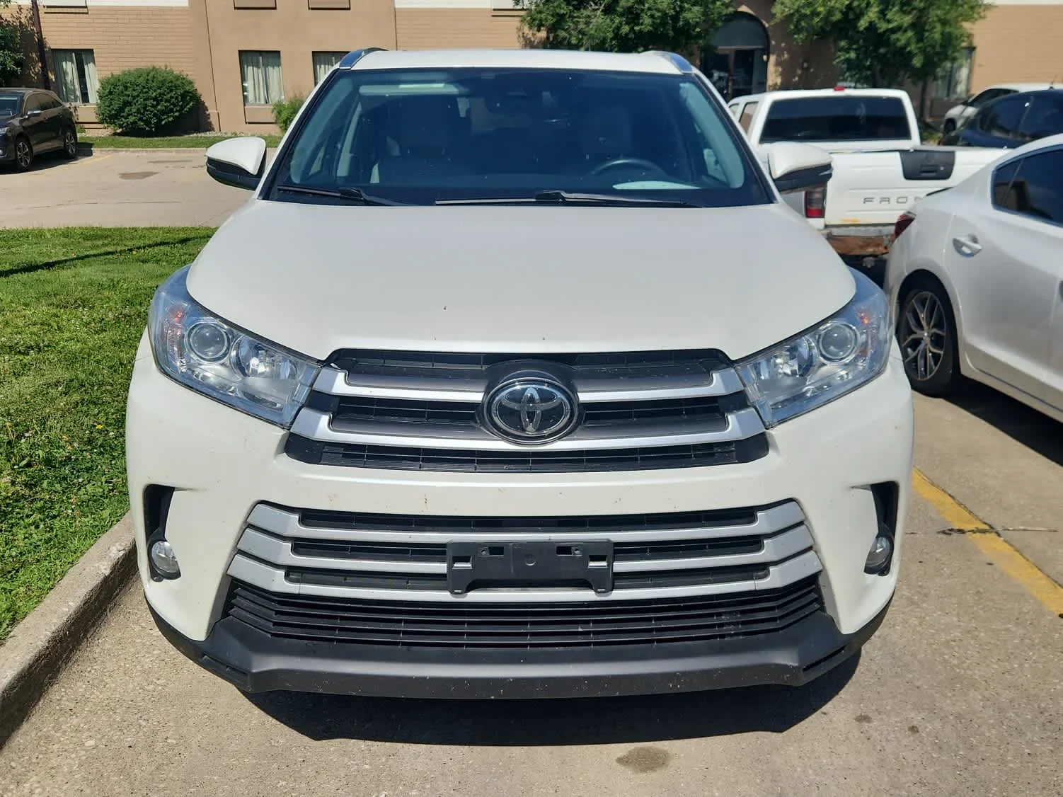 Used 2019 Blizzard Pearl Toyota XLE image 2