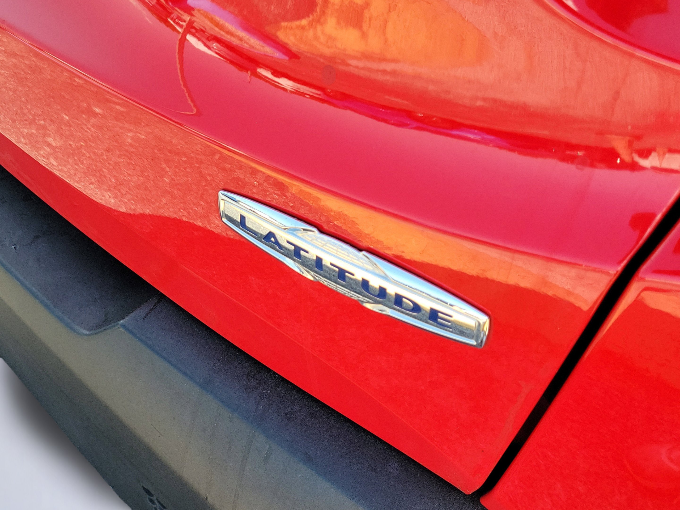Used 2017 Colorado Red Jeep Latitude image 5