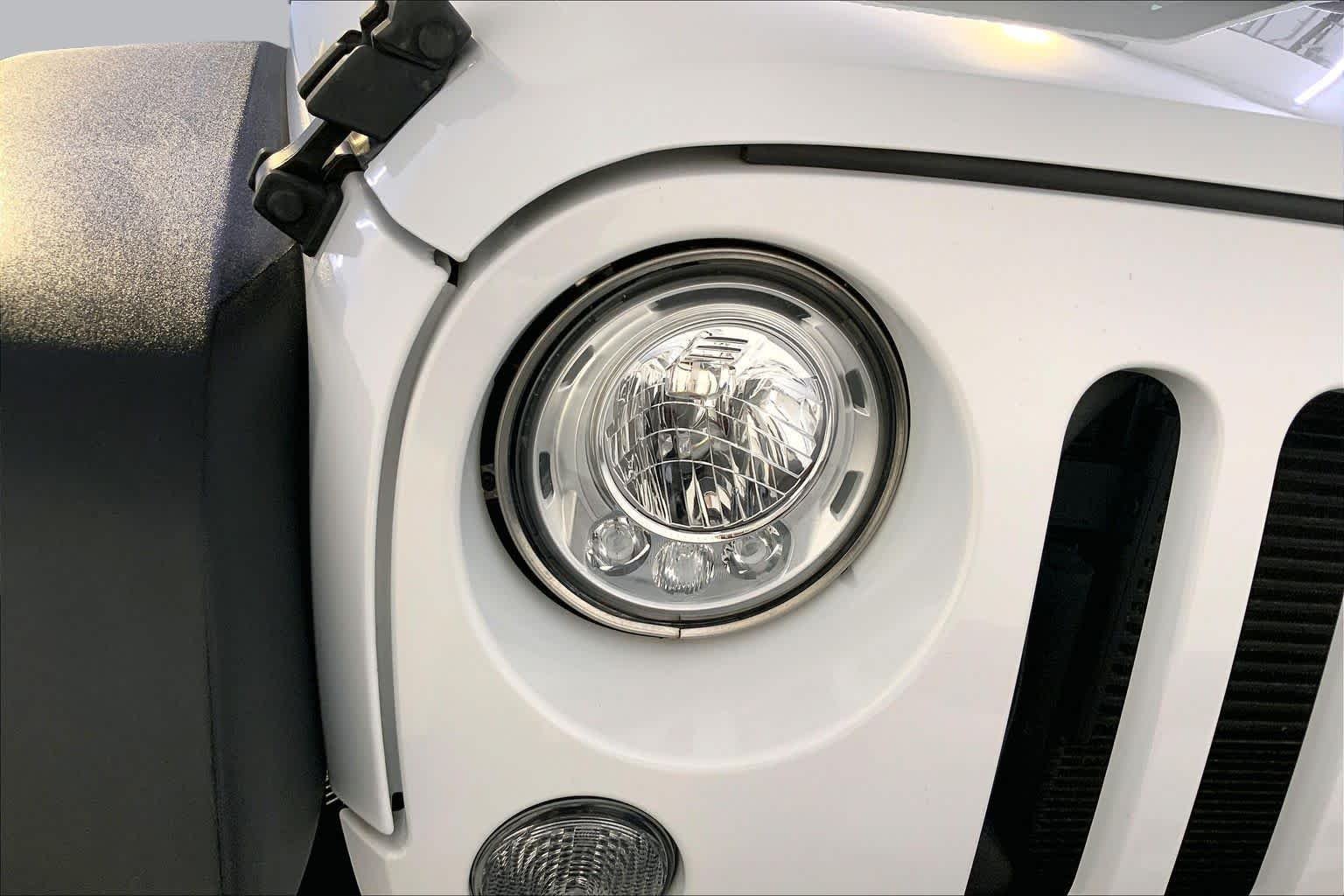Used 2017 Bright White Clearcoat Jeep Sport image 27