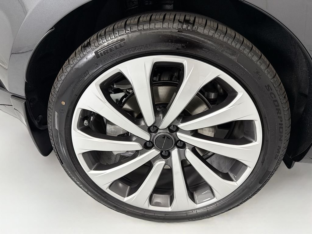 New 2026 Carpathian Gray Premium Metallic Land Rover SE image 32