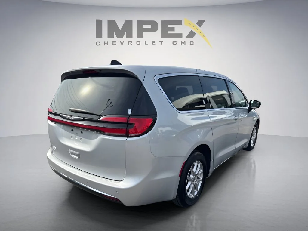 Used 2024 Silver Chrysler Touring L image 5