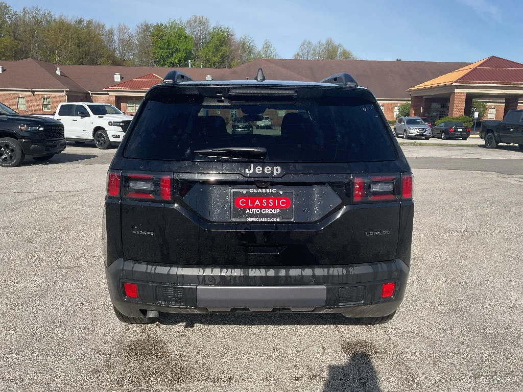 New 2026 Diamond Black Crystal Pearl-Coat Exterior Paint Jeep Laredo 4x4 image 6