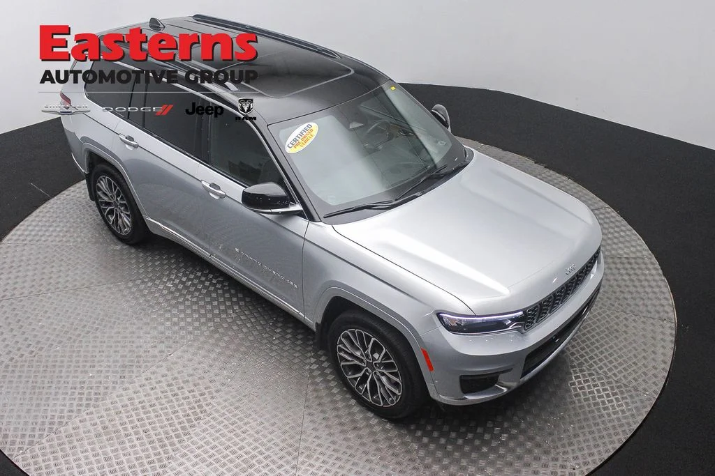 Used 2024 Silver Jeep Summit image 3