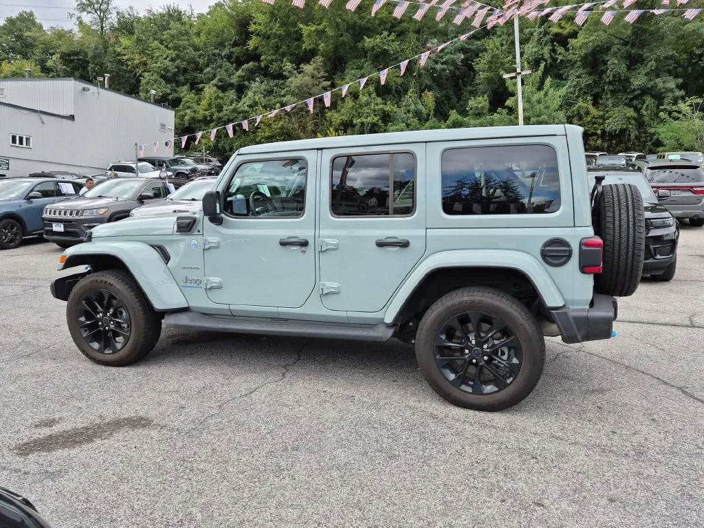 Used 2024  Jeep Sahara 4xe image 10