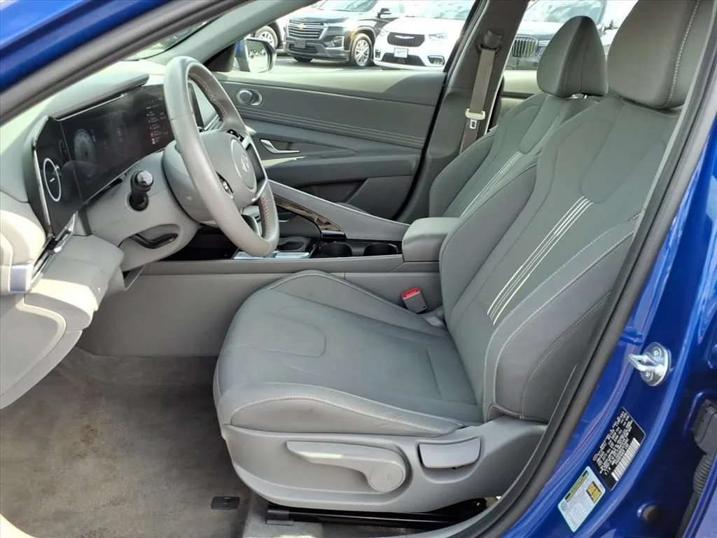 Used 2025 Blue Hyundai SEL Convenience image 3