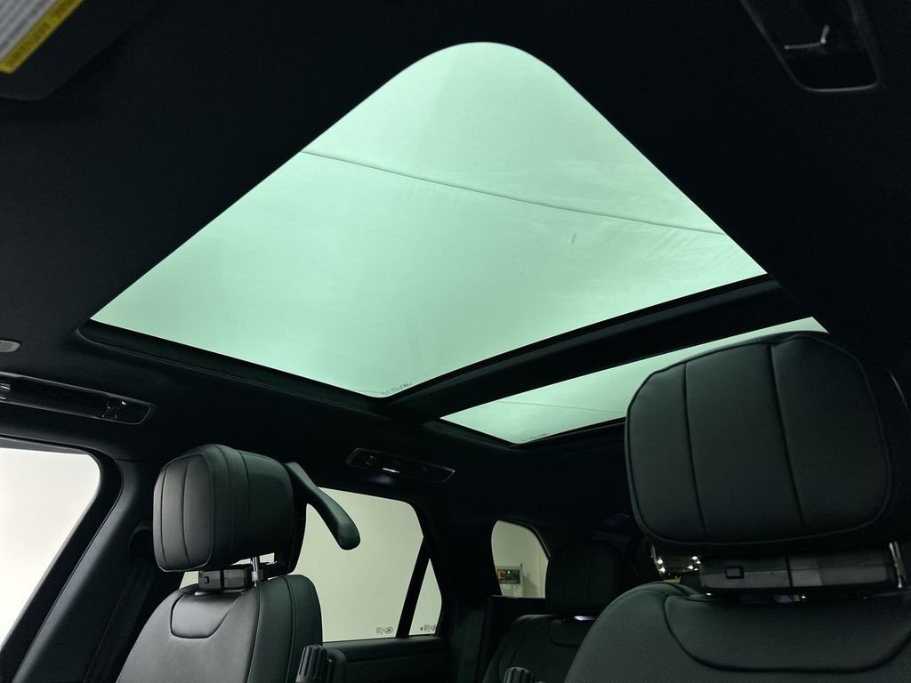 New 2027 Santorini Black Land Rover Dynamic SE image 11