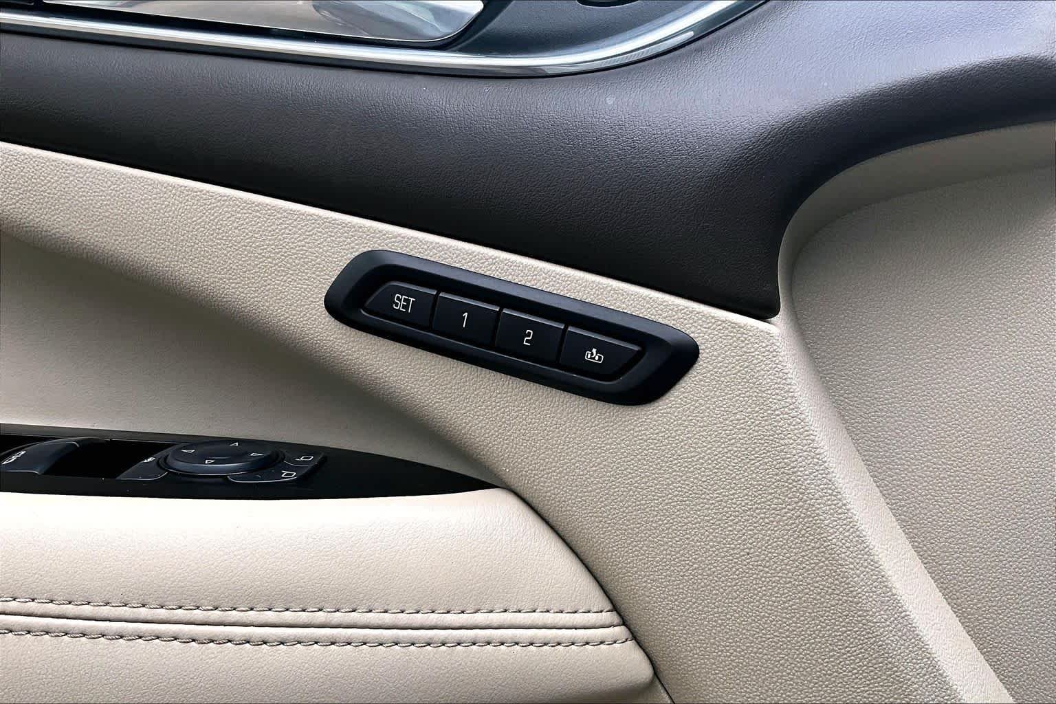 Used 2017  Buick  image 33