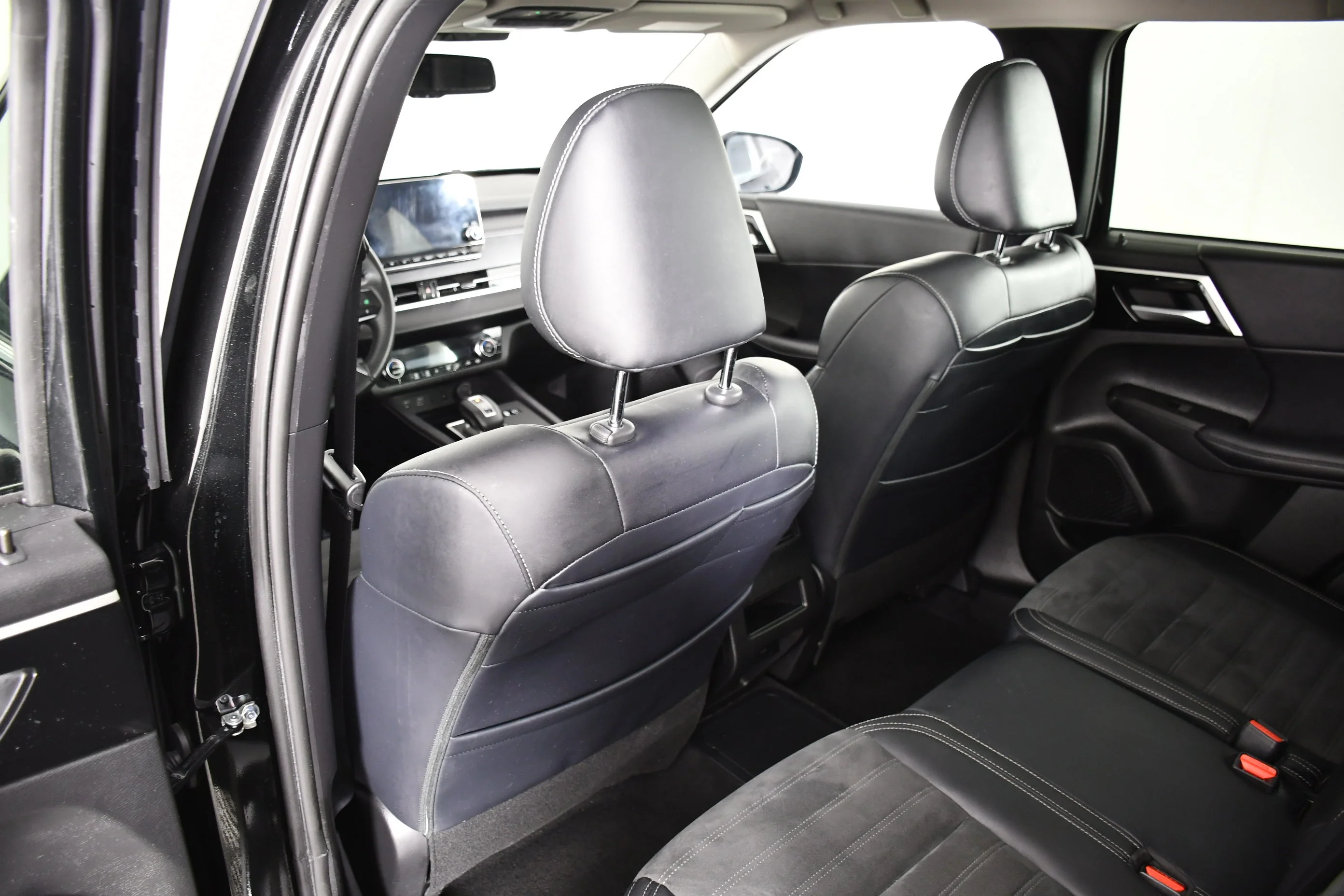 Certified Used 2025 Black Diamond Mitsubishi SE image 47