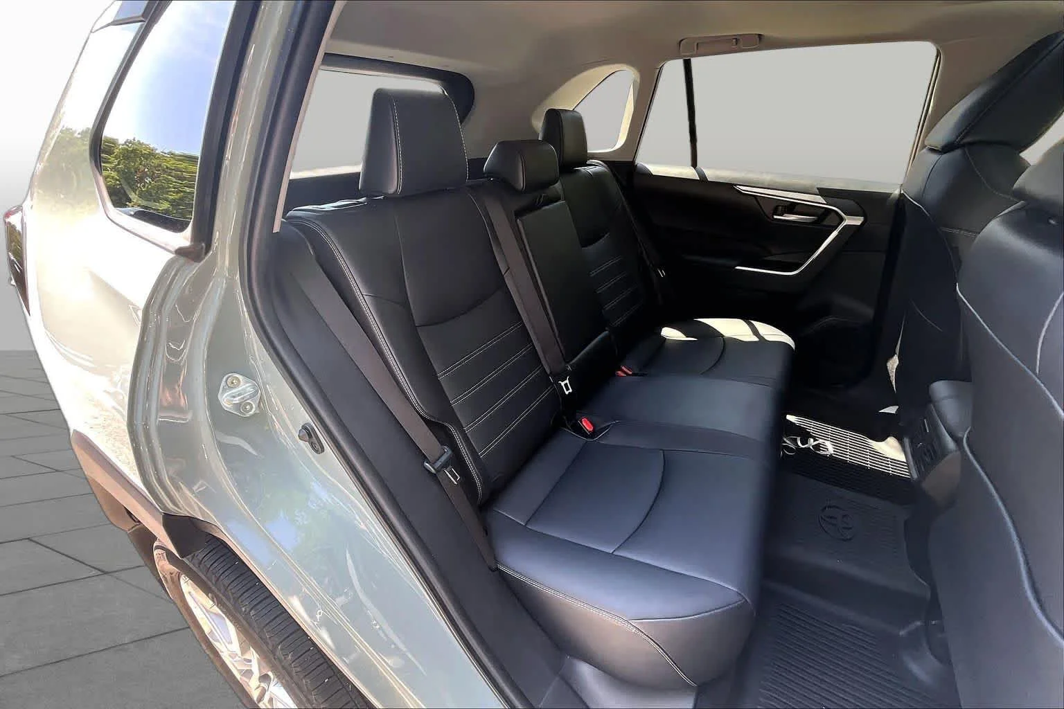 Used 2023 Lunar Rock Toyota XLE Premium image 19