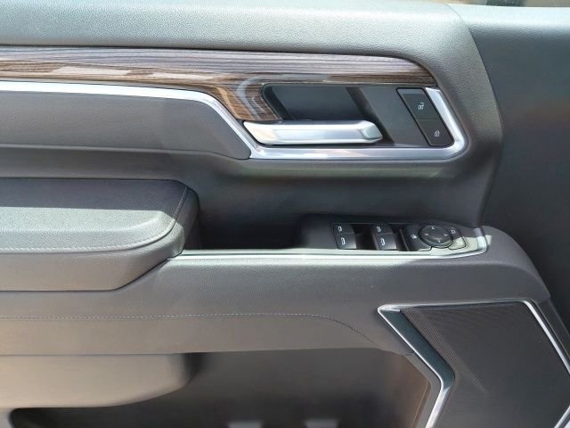 Used 2025 White Chevrolet LT image 26