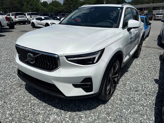 2024 Volvo XC40 B5 Plus Bright Theme
