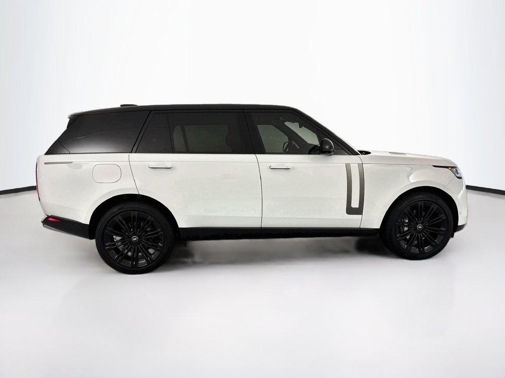 Used 2025 White Land Rover SE image 4