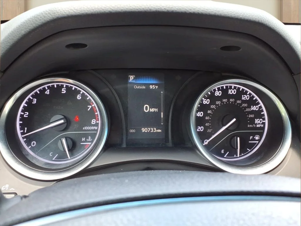Used 2018 Silver Toyota LE image 13