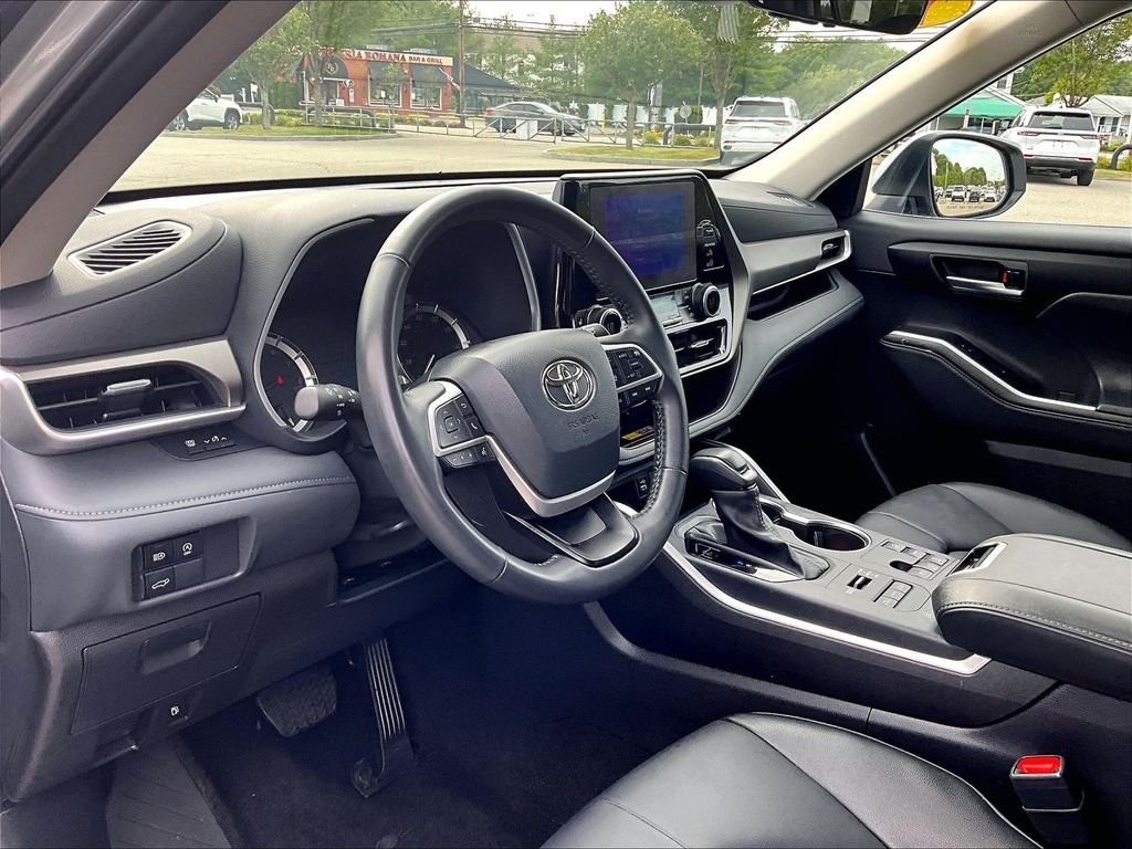 Used 2025 Silver Toyota XLE image 8
