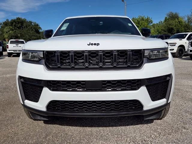New 2027 Bright White Clear-Coat Paint Jeep Laredo Altitude image 4