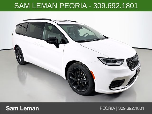 2026 Chrysler Pacifica Limited's photo