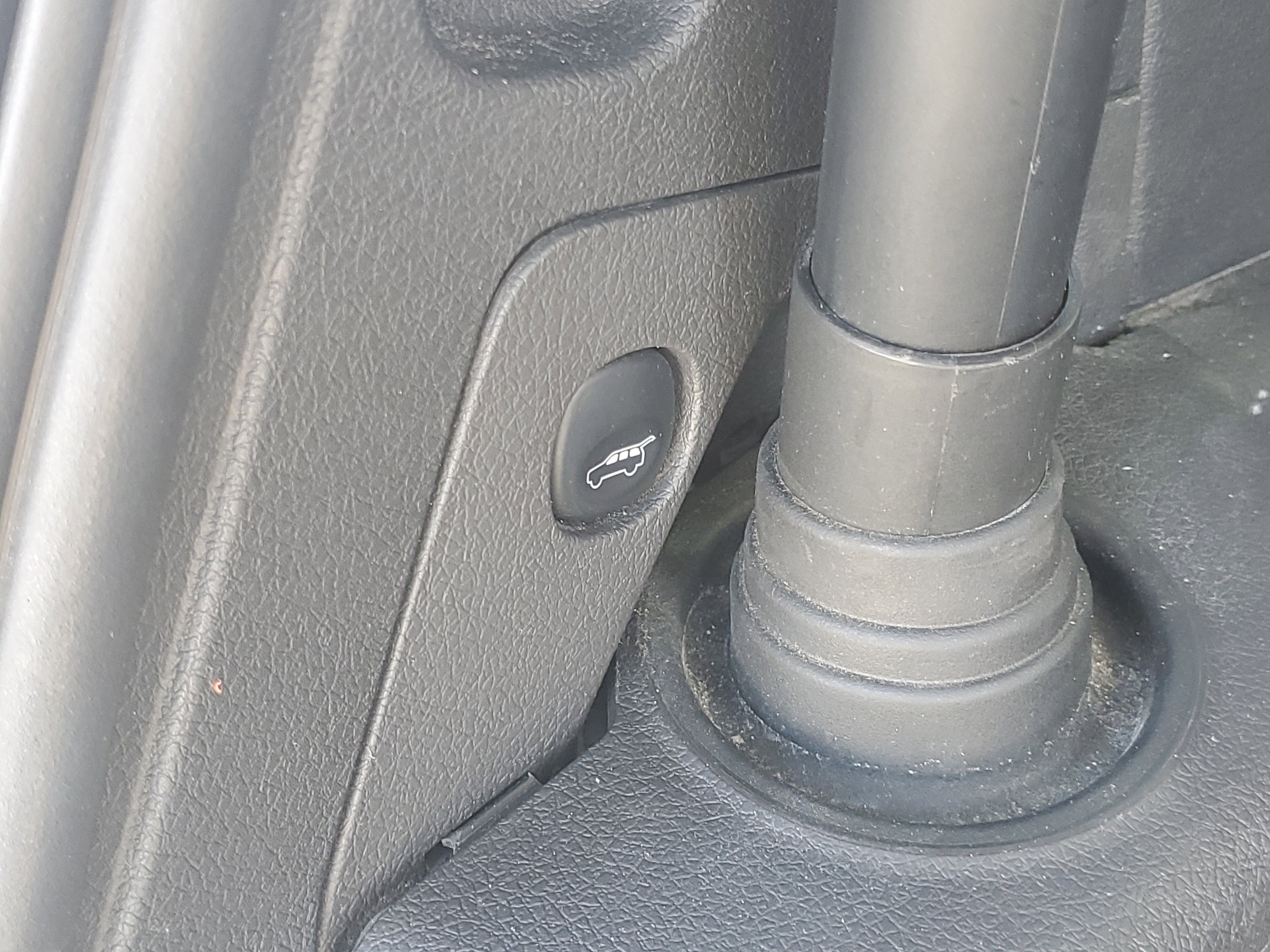 Used 2019 Oxford White Ford SEL image 9