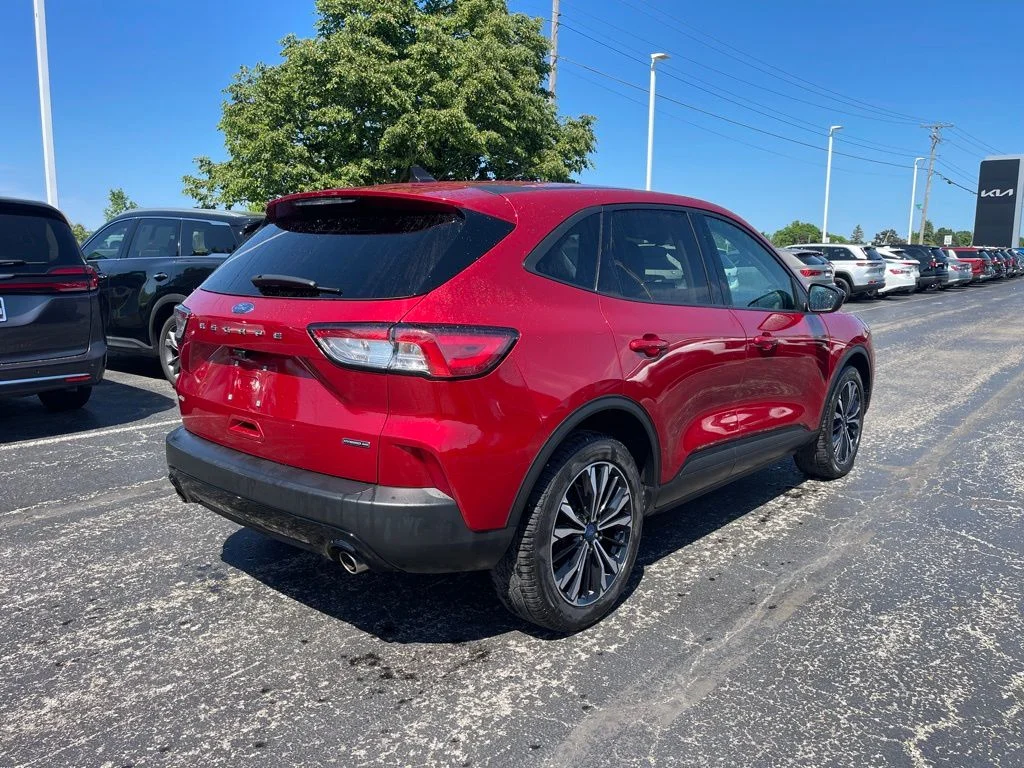 Used 2022 Rapid Red Metallic Tinted Clearcoat Ford SE image 3
