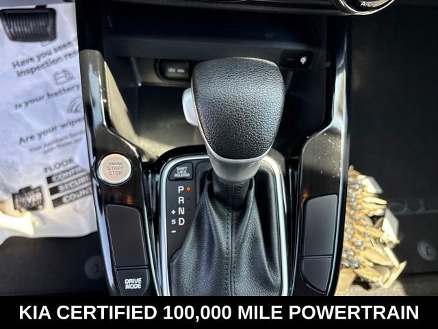 Used 2025 White Kia S image 20
