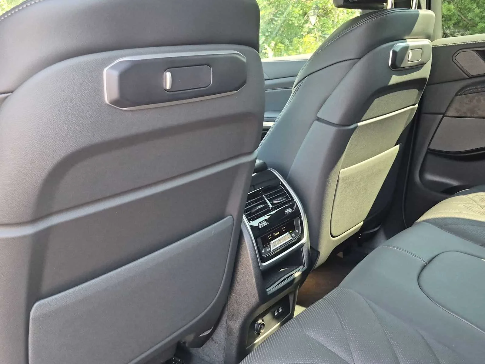 New 2026 Tanzanite Blue II Metallic BMW xDrive40i image 18