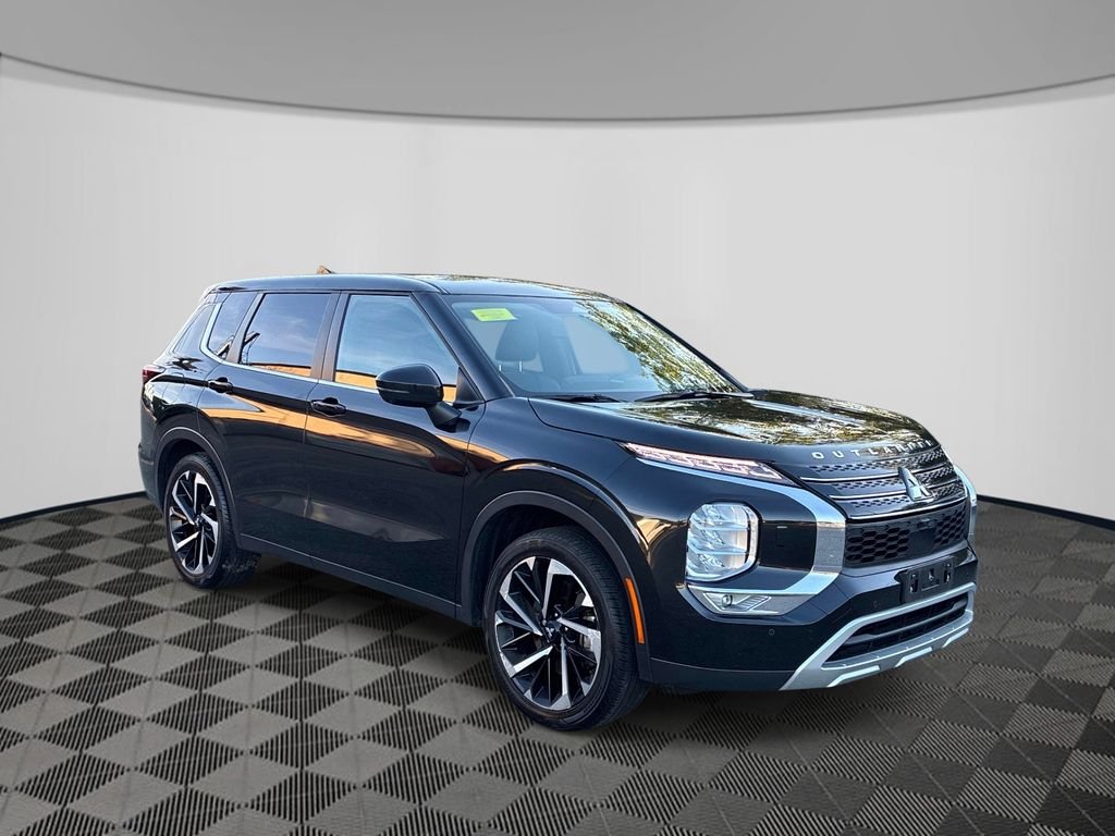 Used 2024  Mitsubishi SE Black Edition w/Pano Roof image 3