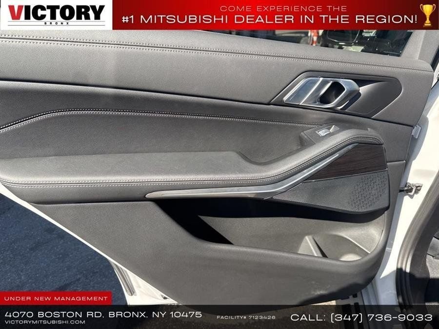 Used 2024 White BMW xDrive40i image 28