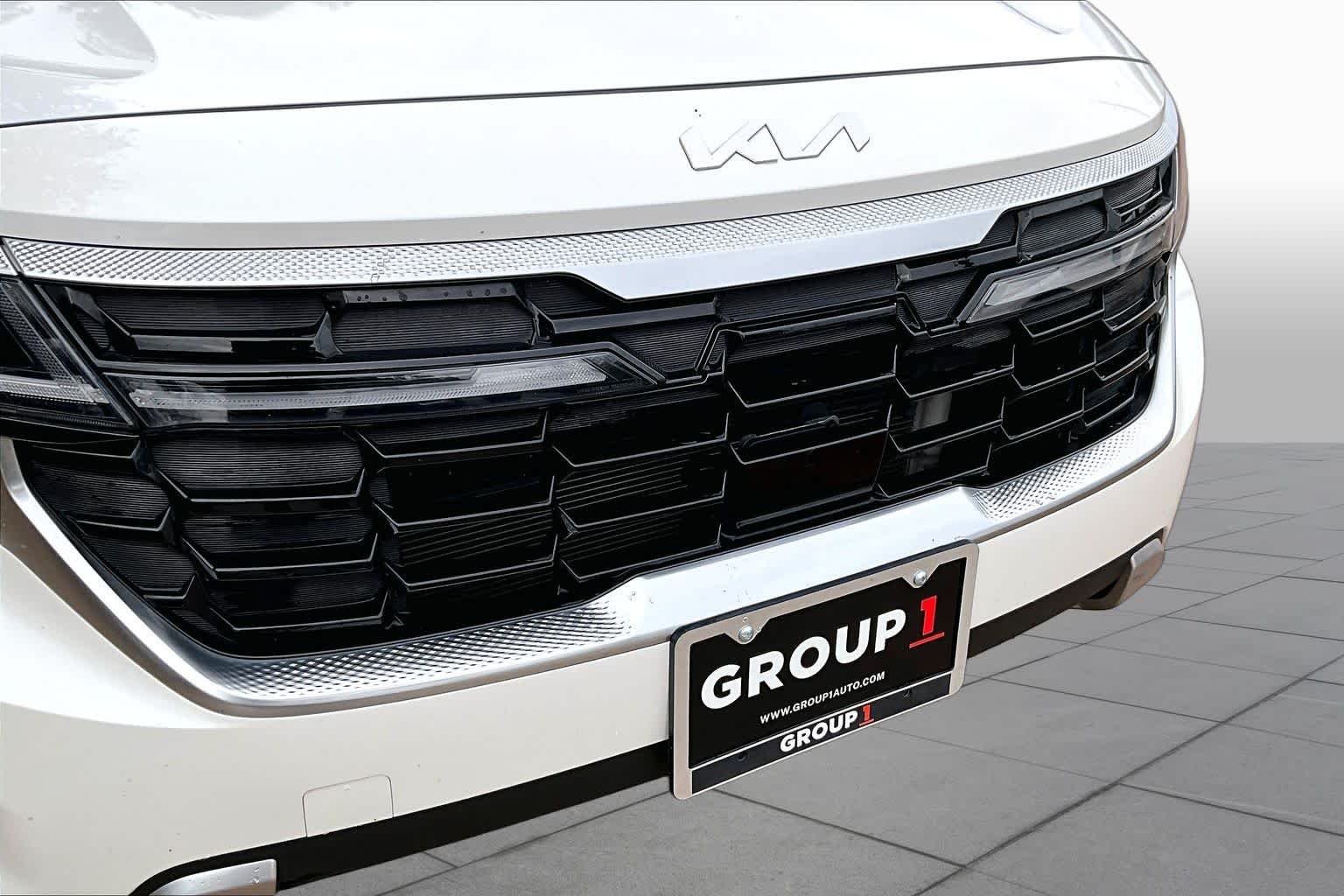 New 2024 Snow White Pearl Kia SX image 29