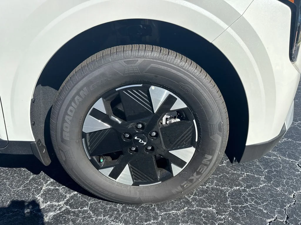 New 2025 White Kia LXS image 12