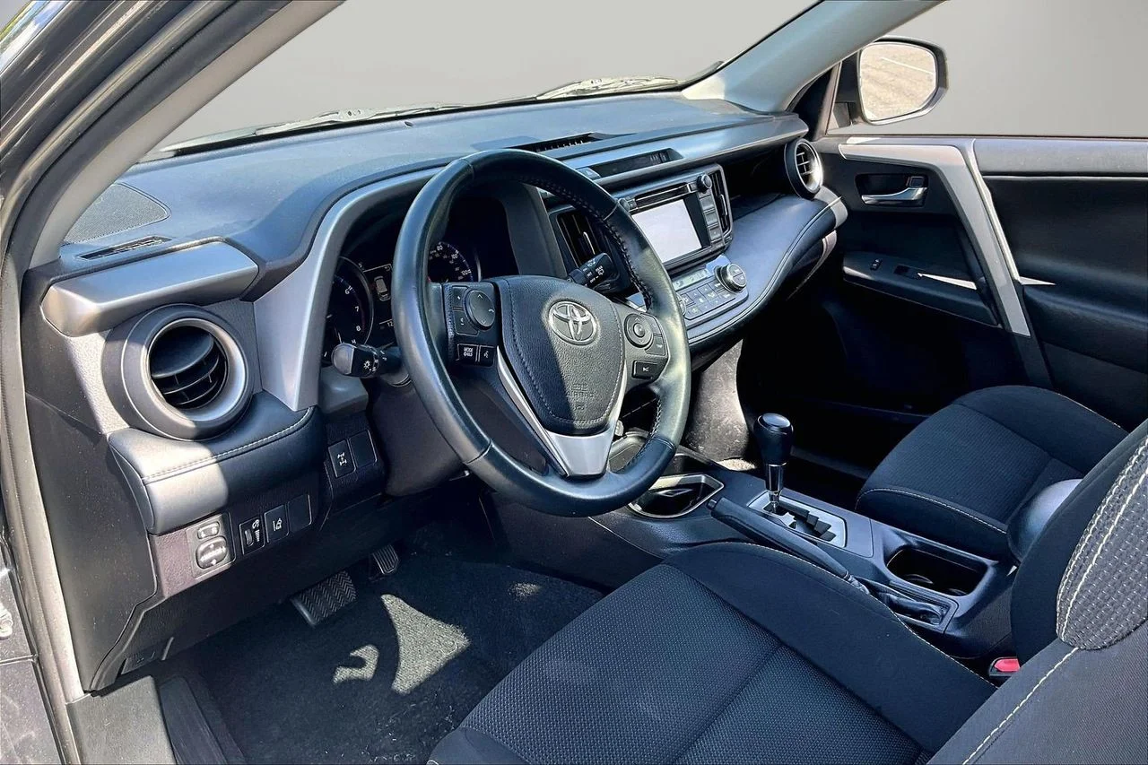 Used 2018 Gray Toyota XLE image 18