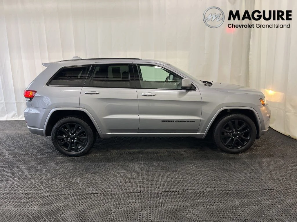 Used 2019 Silver Jeep Altitude image 2