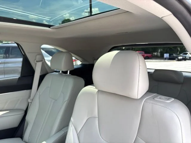 Used 2022 White Kia SX image 35