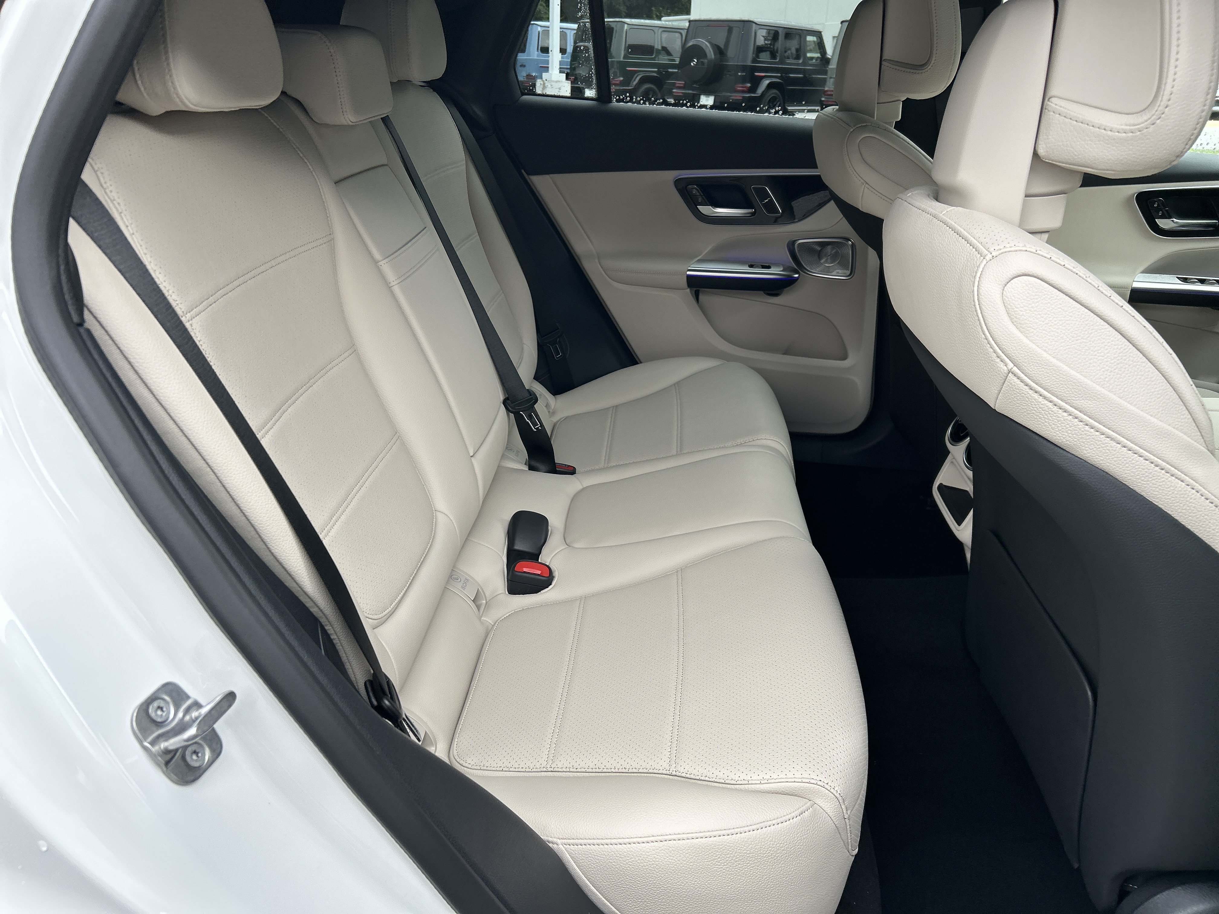 New 2026 MANUFAKTUR Moonlight White Metallic Mercedes-Benz GLC 300 4MATIC® Coupe image 40