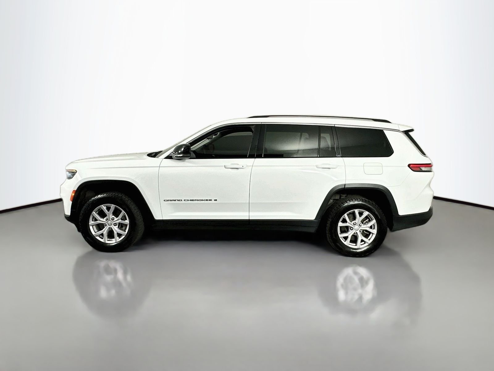 Used 2022 Bright White Clearcoat Jeep Limited image 5