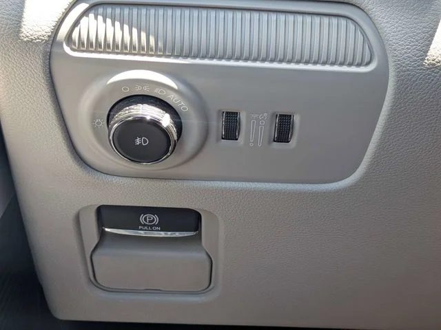 Used 2025 White Jeep Base image 23